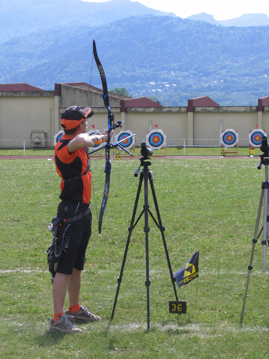 Archer en compétition extérieur de dos